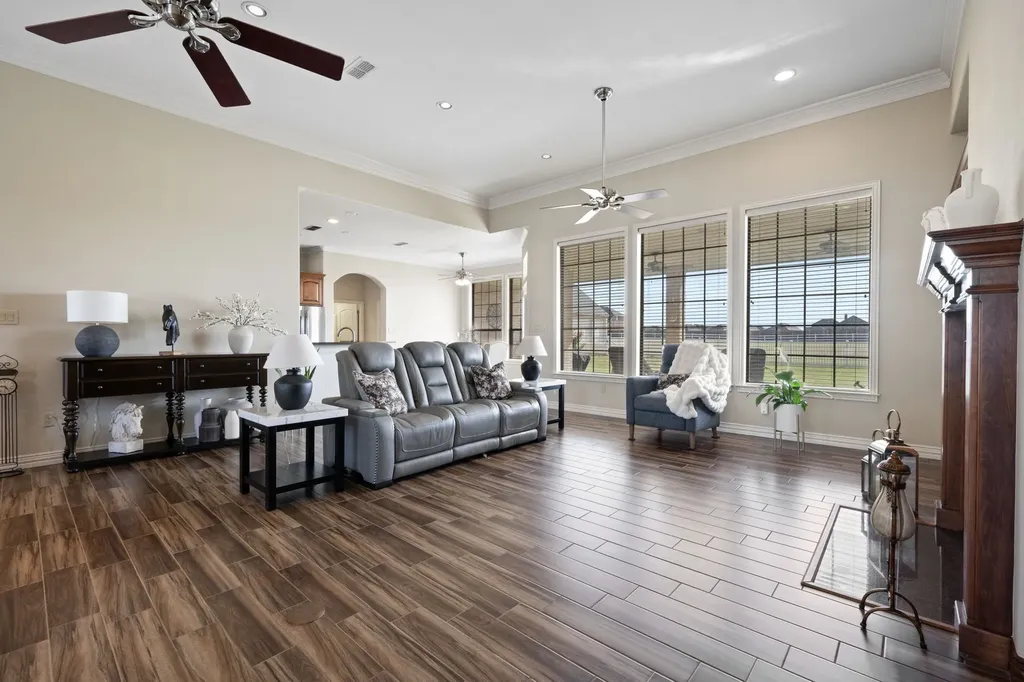 1009 Summerlin Drive Granbury TX 76048