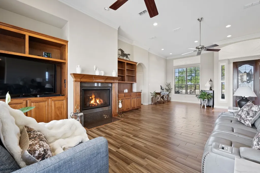 1009 Summerlin Drive Granbury TX 76048
