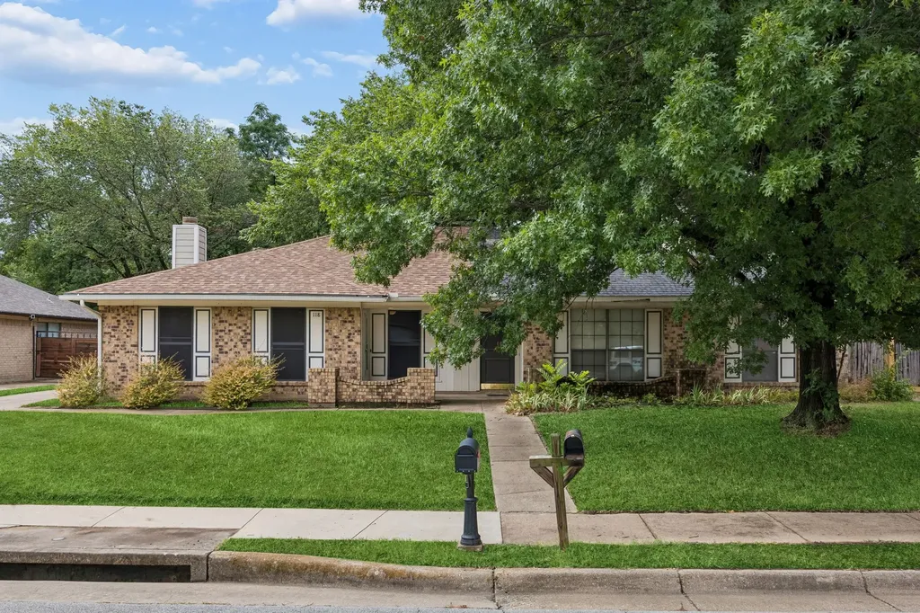 118 E Denton Drive Euless TX 76039