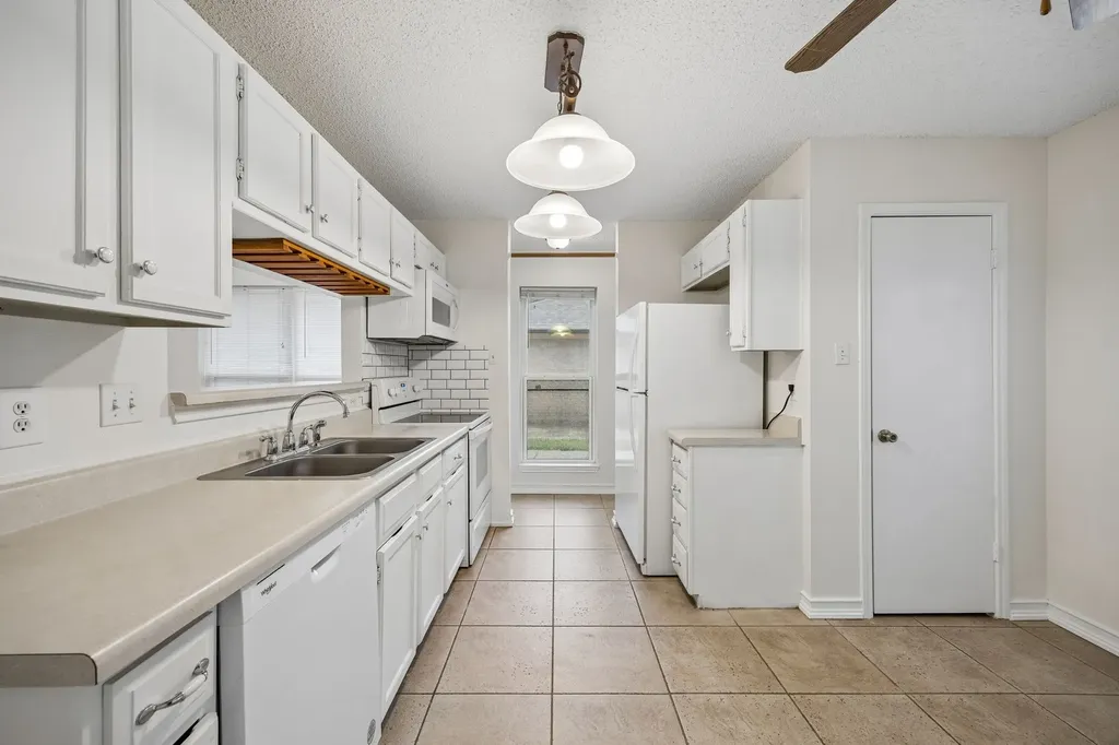 118 E Denton Drive Euless TX 76039
