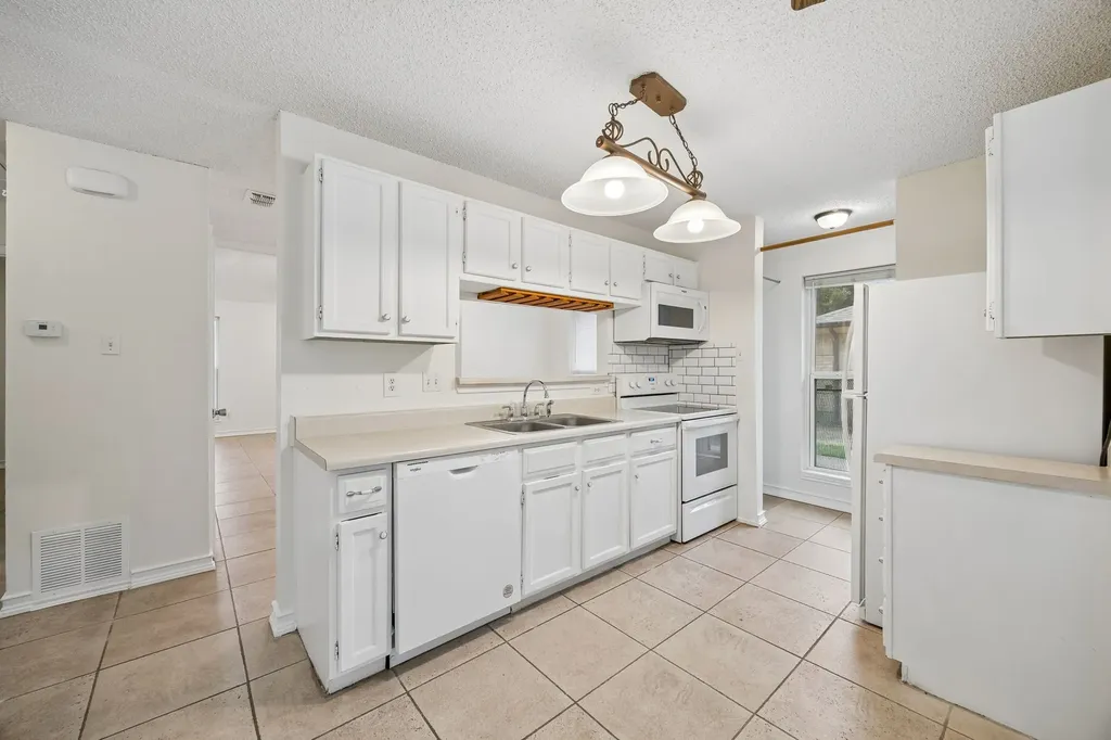 118 E Denton Drive Euless TX 76039