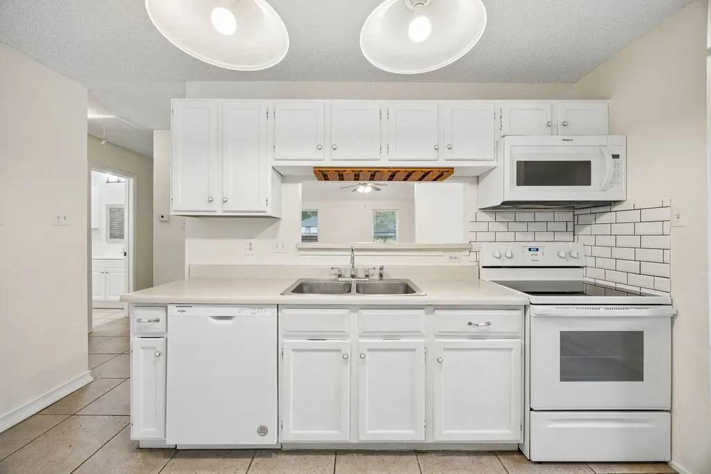 118 E Denton Drive Euless TX 76039