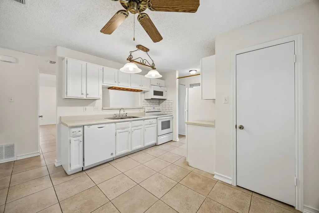 118 E Denton Drive Euless TX 76039
