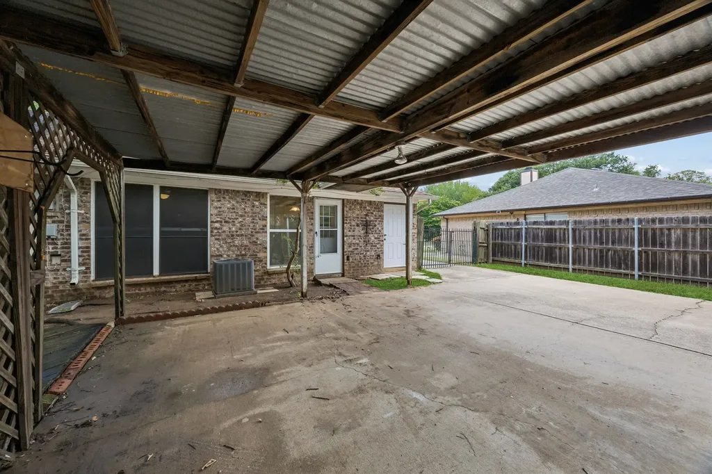 118 E Denton Drive Euless TX 76039