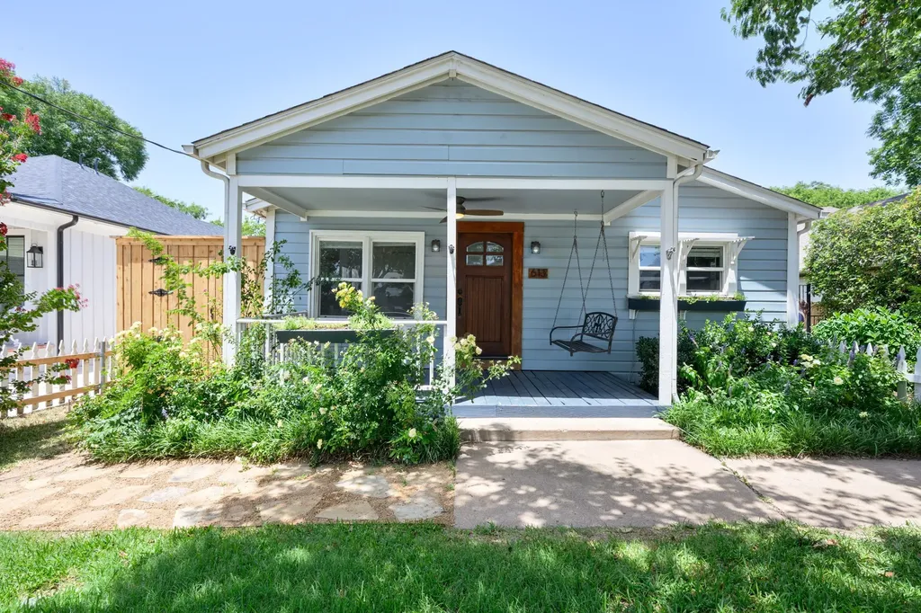 613 E Worth Street Grapevine TX 76051