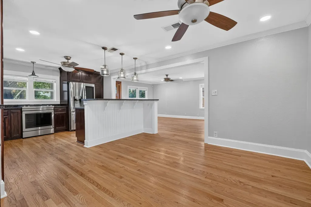 613 E Worth Street Grapevine TX 76051