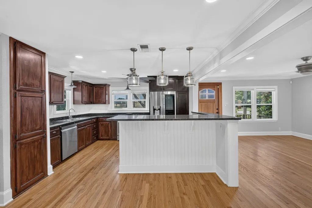 613 E Worth Street Grapevine TX 76051