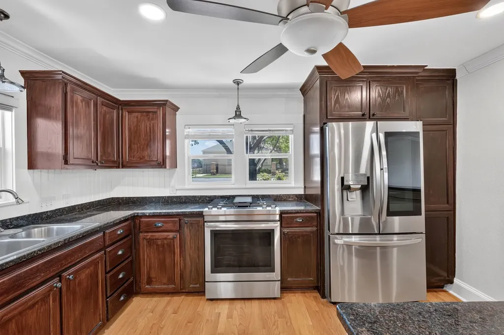 613 E Worth Street Grapevine TX 76051
