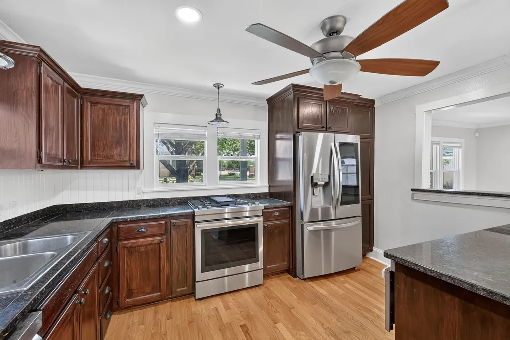 613 E Worth Street Grapevine TX 76051