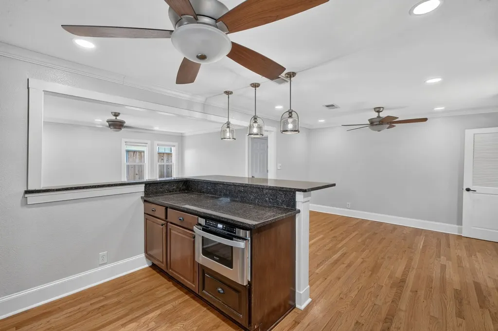 613 E Worth Street Grapevine TX 76051