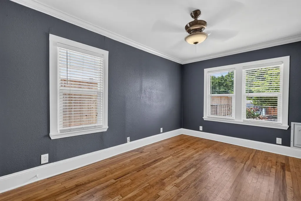 613 E Worth Street Grapevine TX 76051