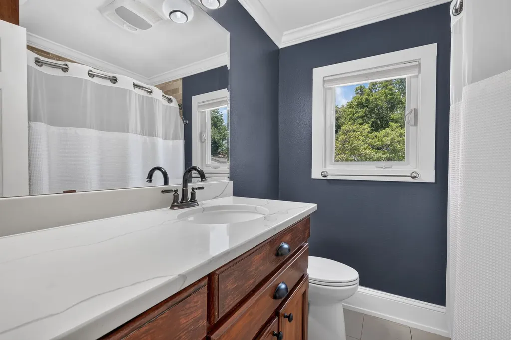 613 E Worth Street Grapevine TX 76051