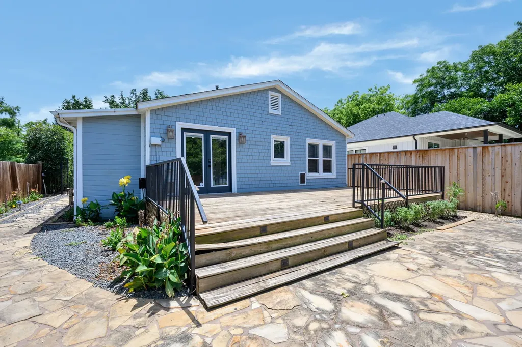 613 E Worth Street Grapevine TX 76051