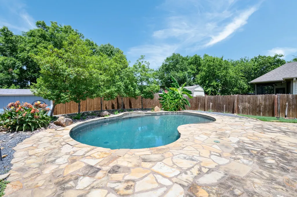 613 E Worth Street Grapevine TX 76051