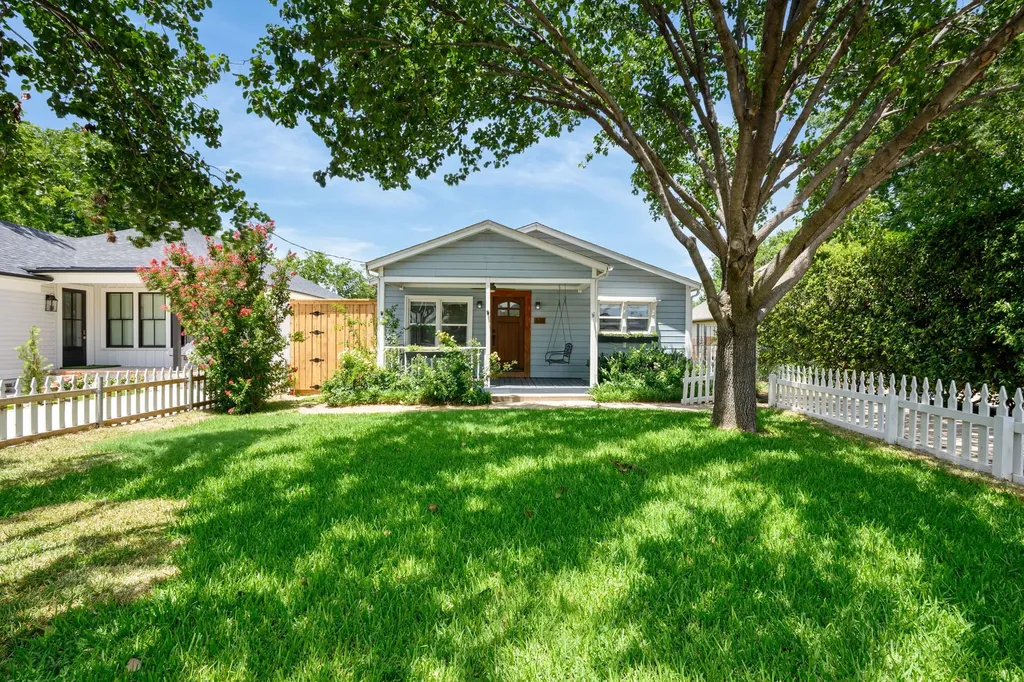 613 E Worth Street Grapevine TX 76051