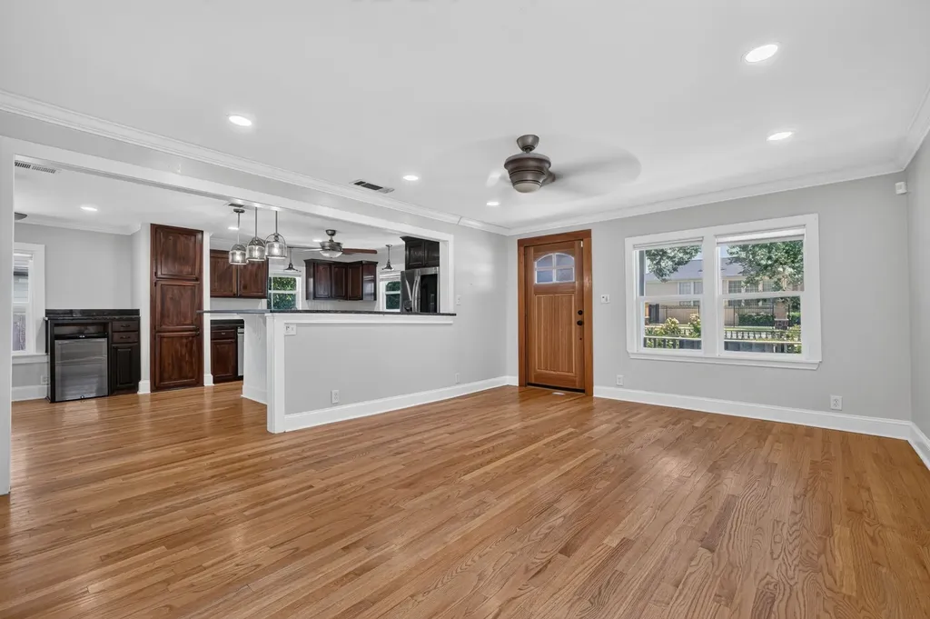 613 E Worth Street Grapevine TX 76051
