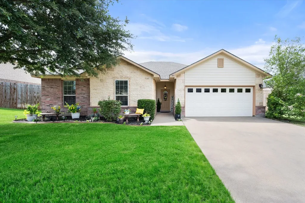 921 Winged Foot Corsicana TX 75110
