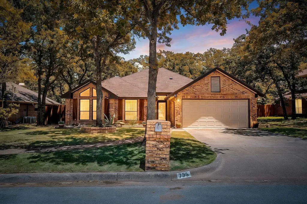 736 High Crest Drive Azle TX 76020