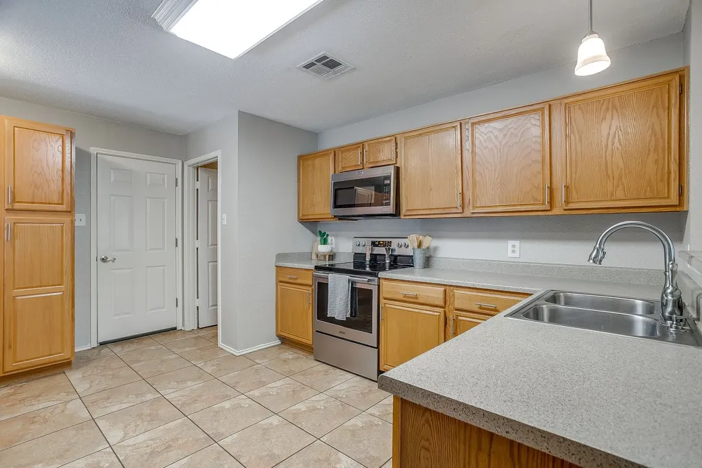 736 High Crest Drive Azle TX 76020