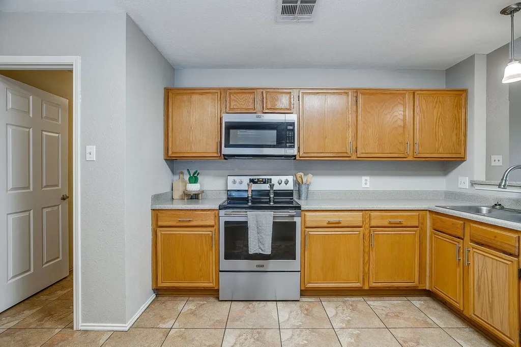 736 High Crest Drive Azle TX 76020