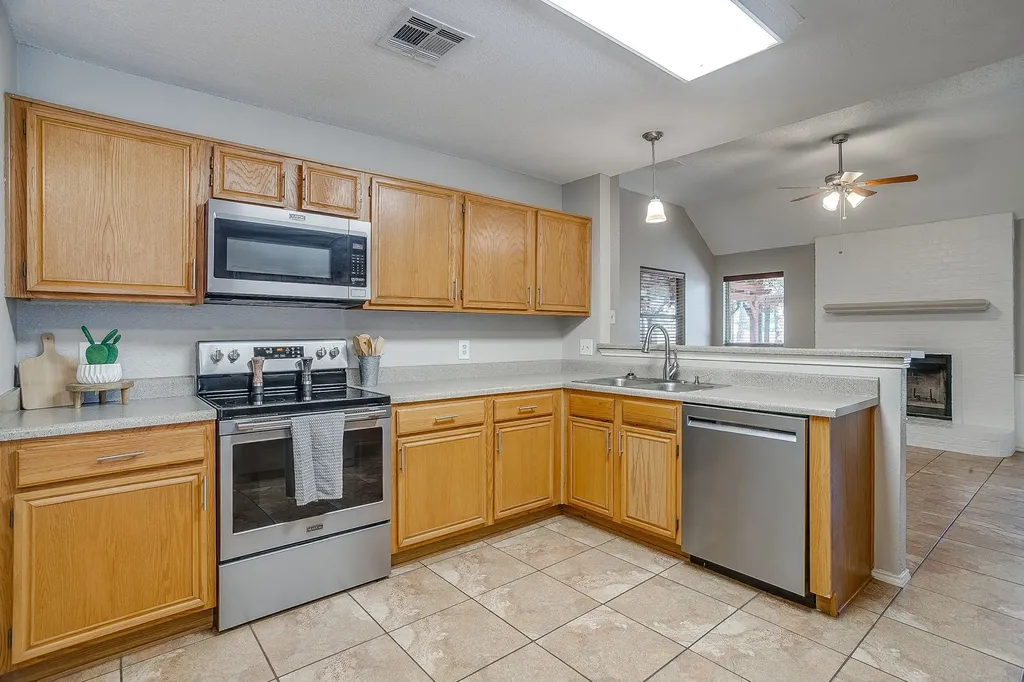 736 High Crest Drive Azle TX 76020