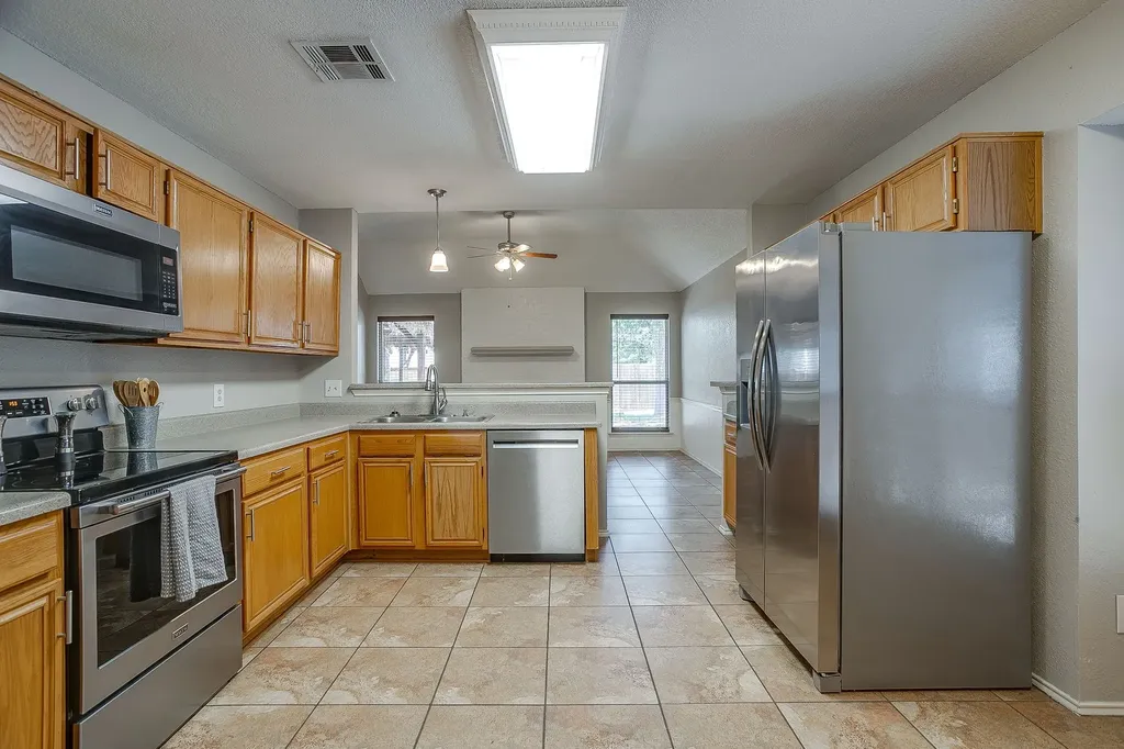 736 High Crest Drive Azle TX 76020