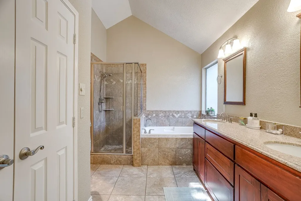 736 High Crest Drive Azle TX 76020