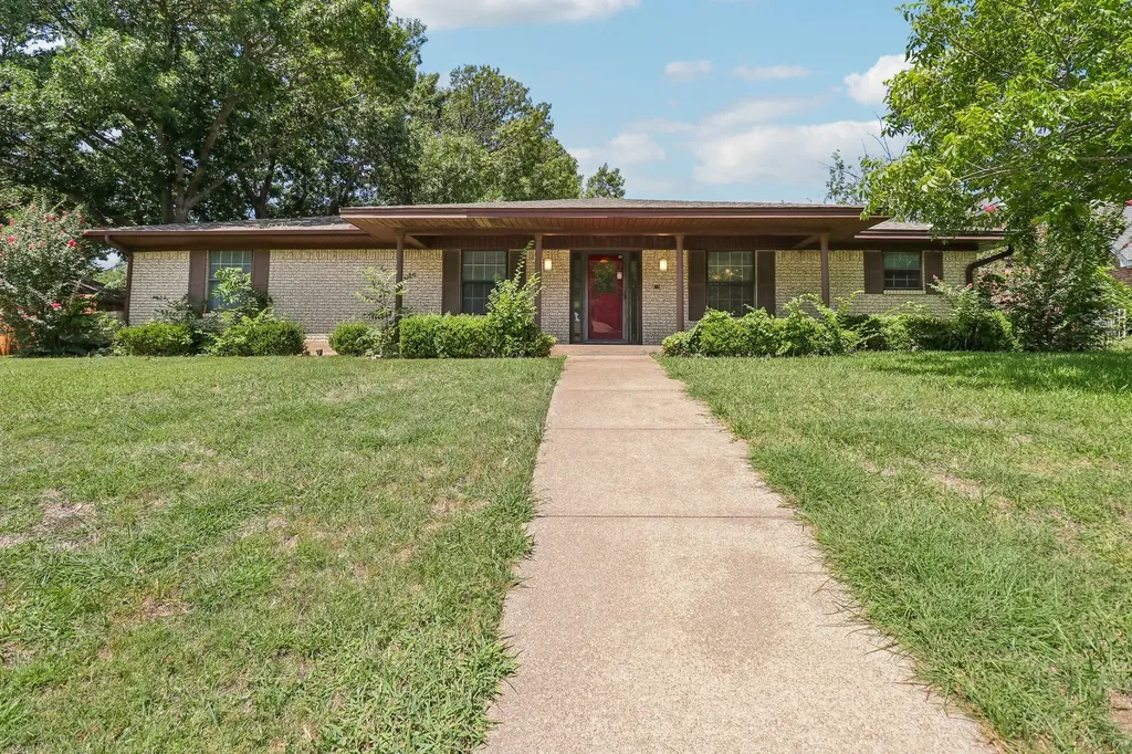 2030 Huntington Drive Grand Prairie TX 75051