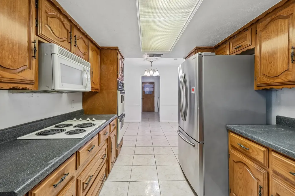 2030 Huntington Drive Grand Prairie TX 75051
