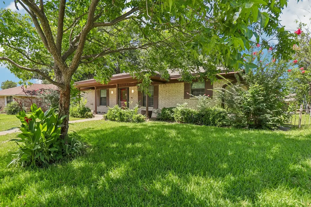 2030 Huntington Drive Grand Prairie TX 75051