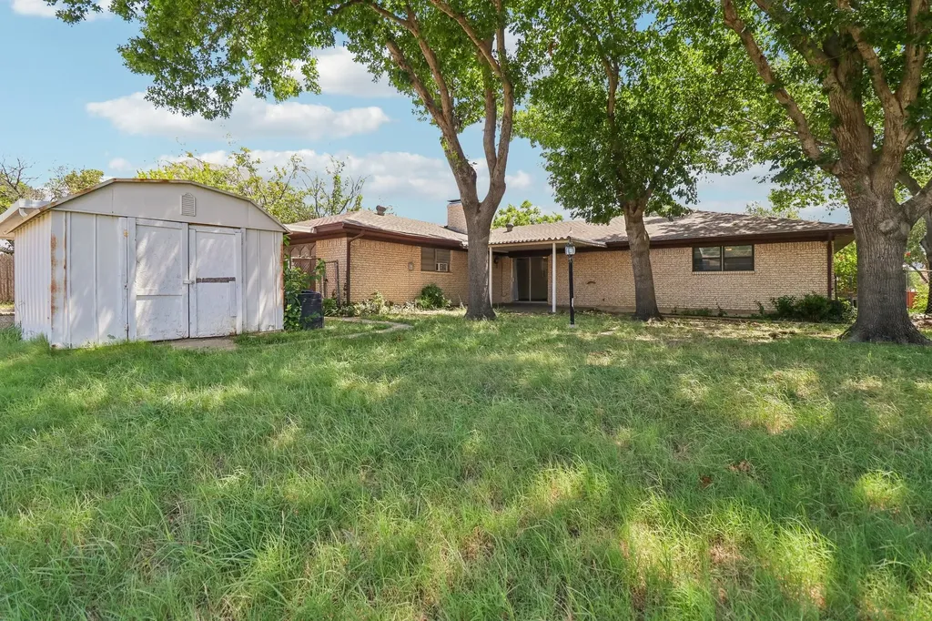 2030 Huntington Drive Grand Prairie TX 75051