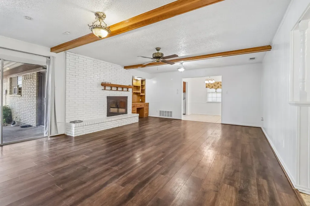 2030 Huntington Drive Grand Prairie TX 75051