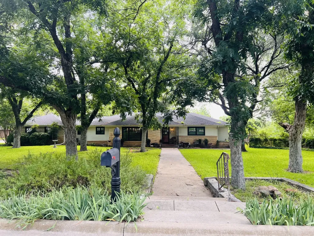 804 N Elm Street Comanche TX 76442