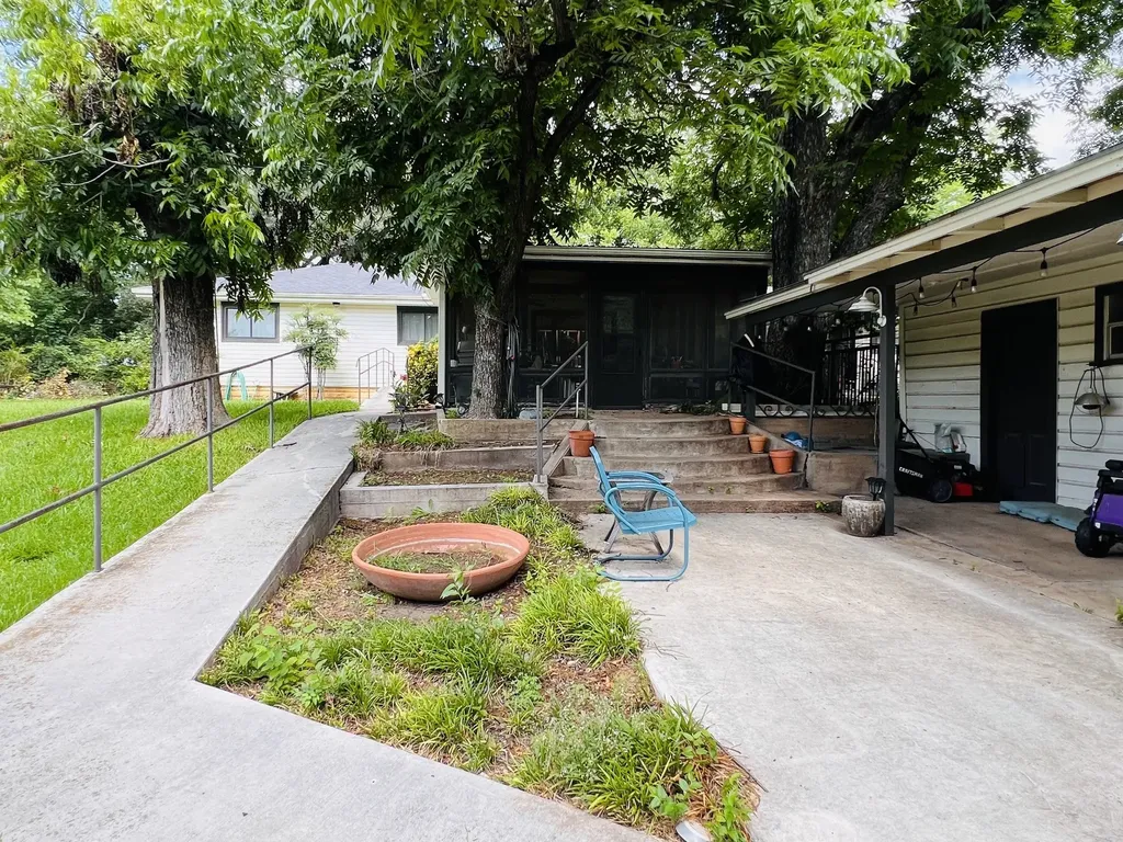 804 N Elm Street Comanche TX 76442