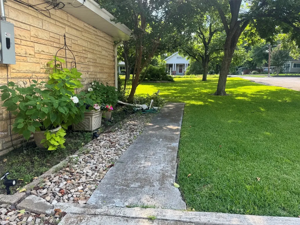 804 N Elm Street Comanche TX 76442