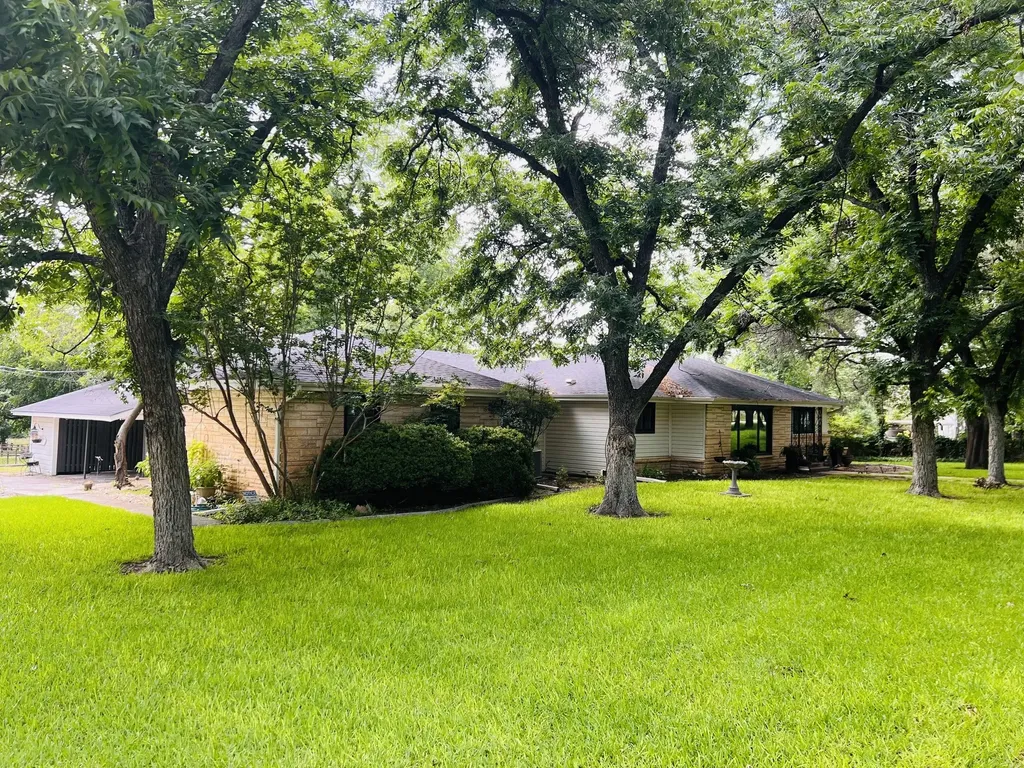 804 N Elm Street Comanche TX 76442