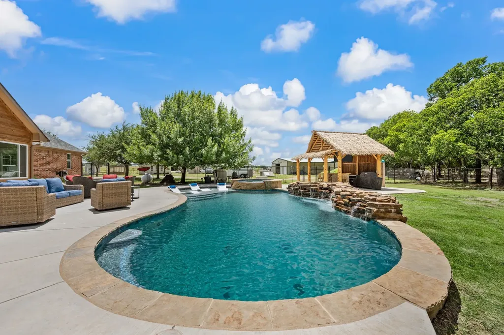 1216 West Road Waxahachie TX 75165