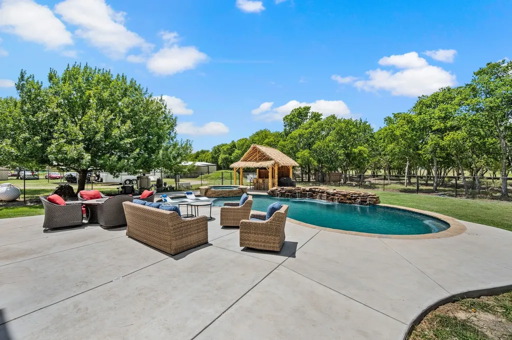 1216 West Road Waxahachie TX 75165