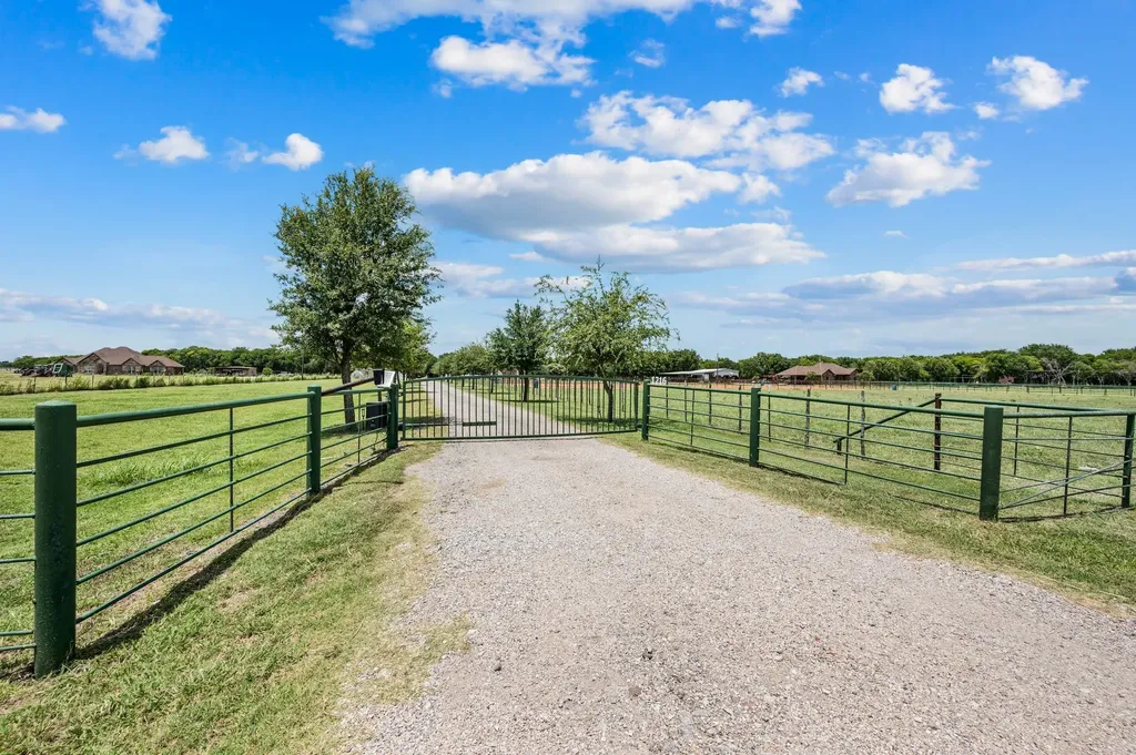 1216 West Road Waxahachie TX 75165