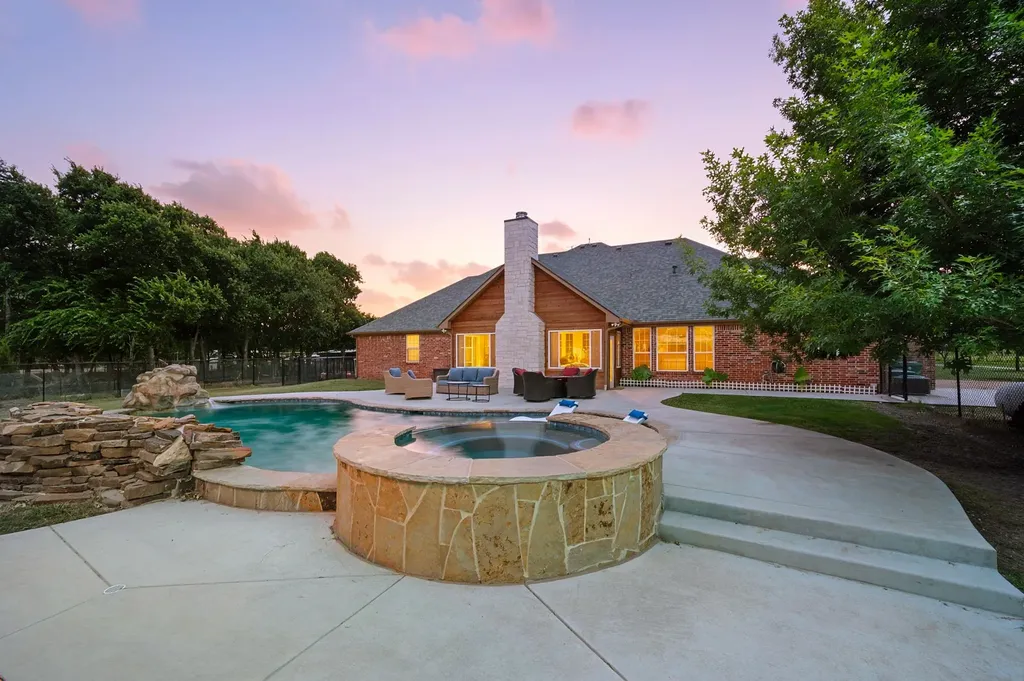 1216 West Road Waxahachie TX 75165