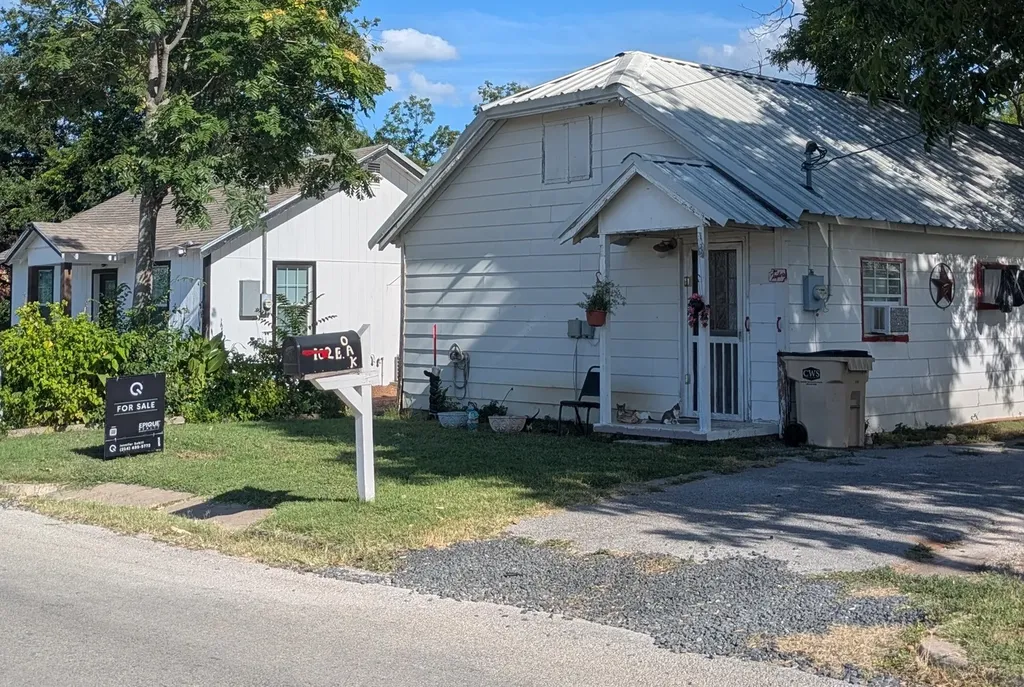 102 E Oak Avenue Comanche TX 76442