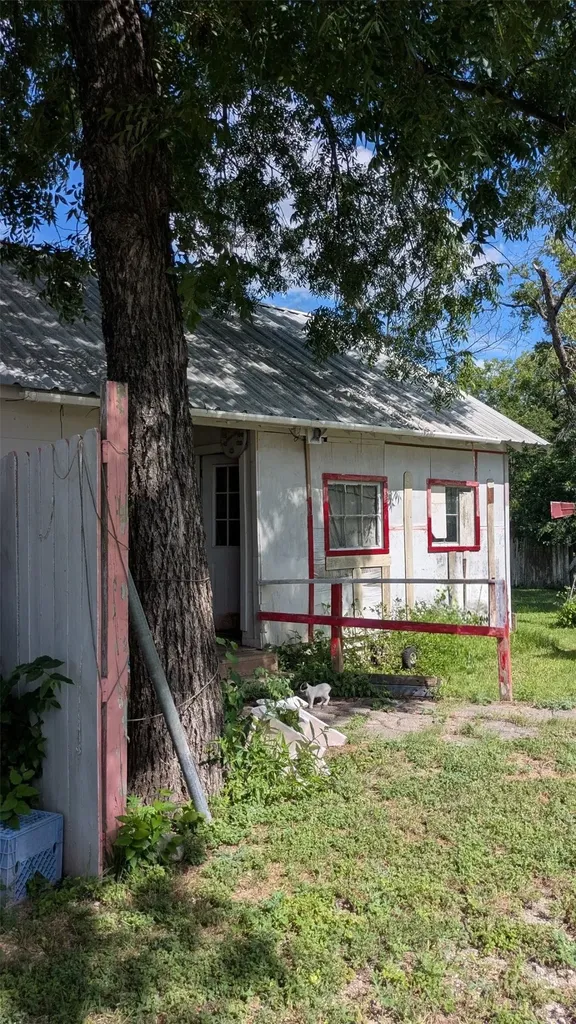 102 E Oak Avenue Comanche TX 76442