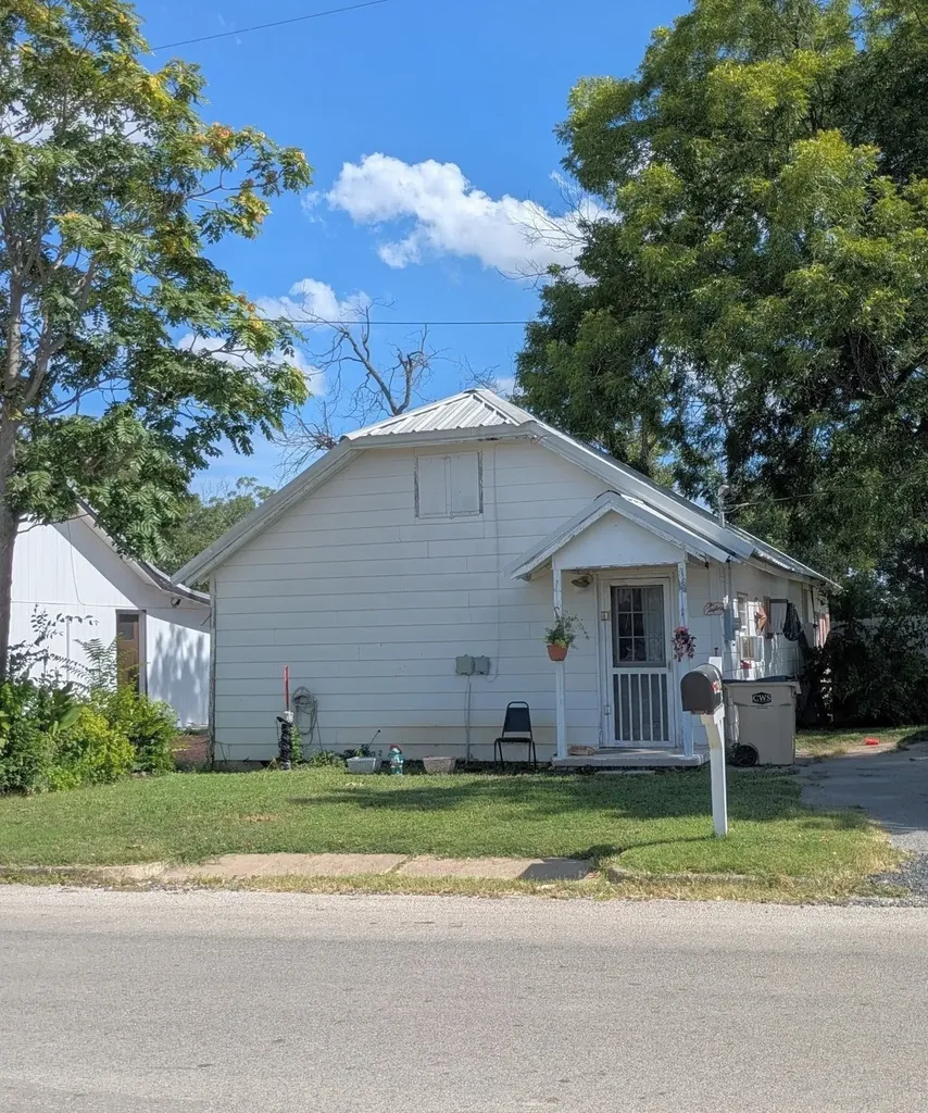 102 E Oak Avenue Comanche TX 76442