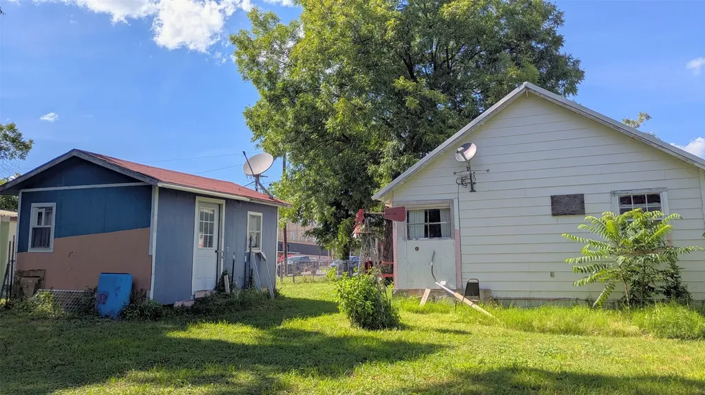 102 E Oak Avenue Comanche TX 76442