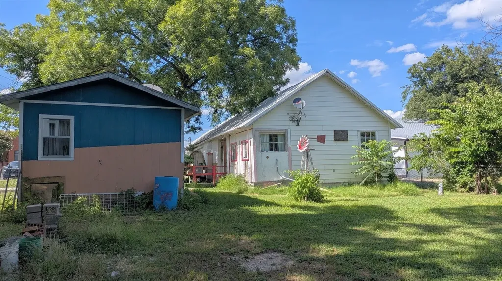 102 E Oak Avenue Comanche TX 76442