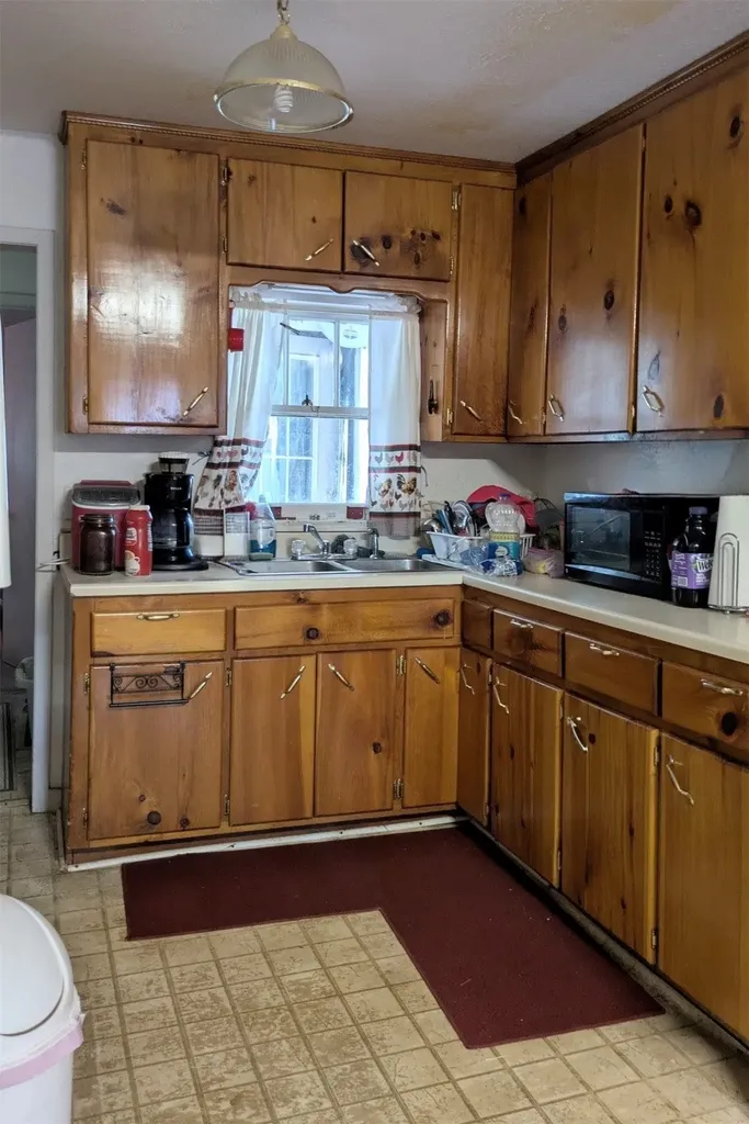 102 E Oak Avenue Comanche TX 76442
