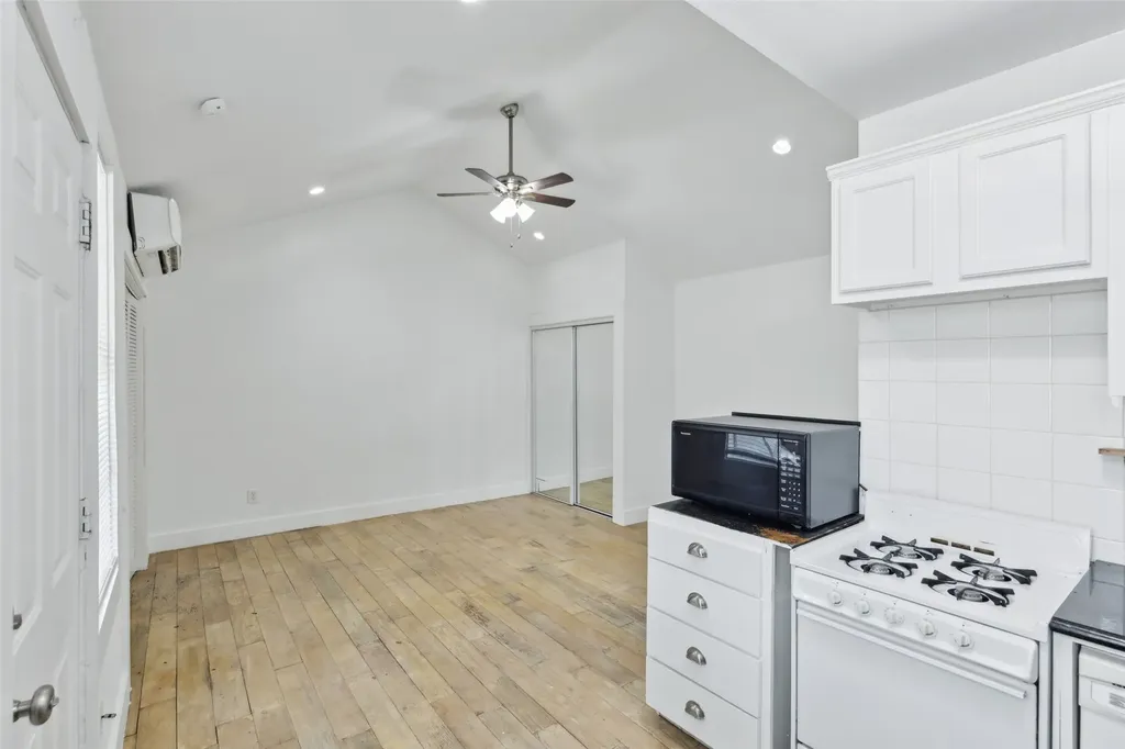 820 W 10th Street Dallas TX 75208