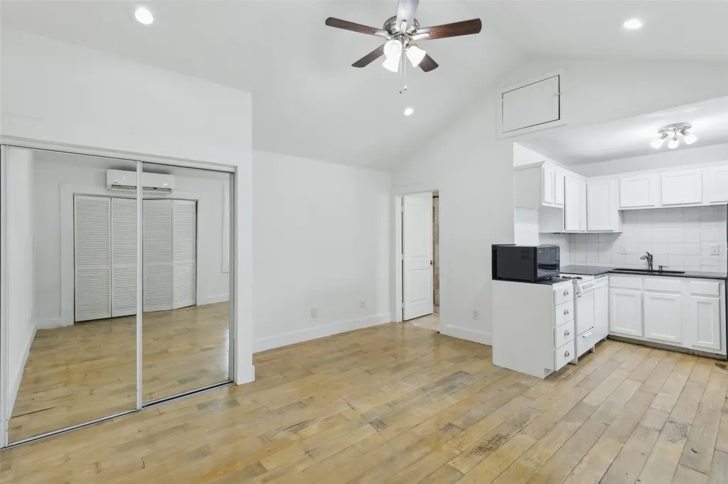 820 W 10th Street Dallas TX 75208