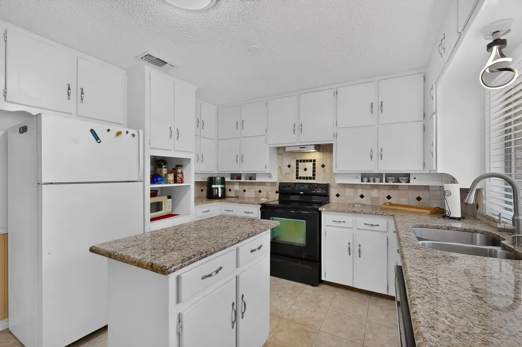 908 Hillside Court Bedford TX 76022