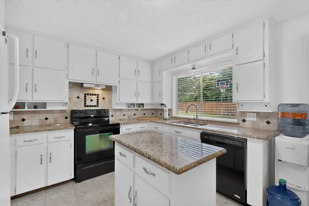 908 Hillside Court Bedford TX 76022